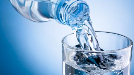 Specialiștii trag semnalul de alarmă! Efectele secundare ale apei minerale pe care puțini le știu