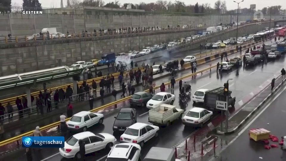 Țara în care noua lege te obligă să cumperi benzină mai scumpă decât normalul! A fost restricționat și internetul