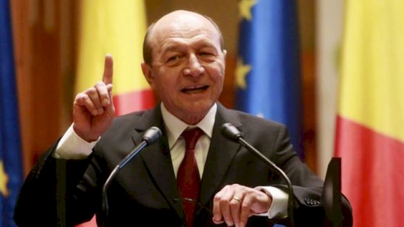 Traian Băsescu, show total la RTV:  „Nu puteți rezista mai mult de 50 de minute fără să deveniți porc”. Au urmat replici și mai acide