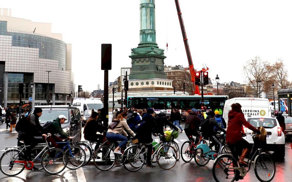 Numărul de accidente de bicicletă și scuter a crescut în Paris, din cauza grevelor ce au paralizat transportul în comun