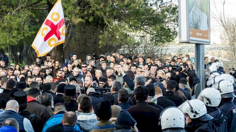 Sute de persoane protestează în Serbia împotriva noii legi bisericești din Muntenegru