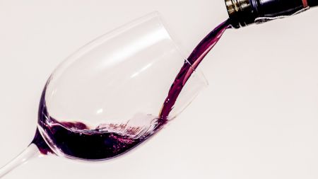 Beneficiile uluitoare ale vinului roșu. Este un adevărat medicament și tratează nenumărate afecțiuni