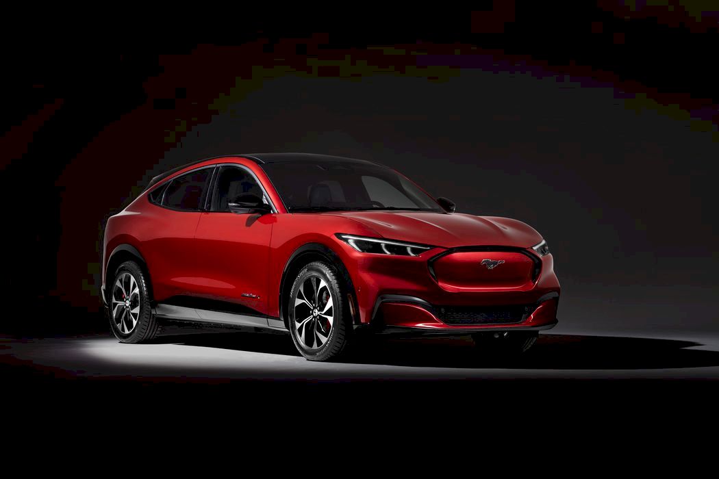 Ford își distruge concurența! Noul model electric are vânzări record: Cum arată și cât costă Mustangul