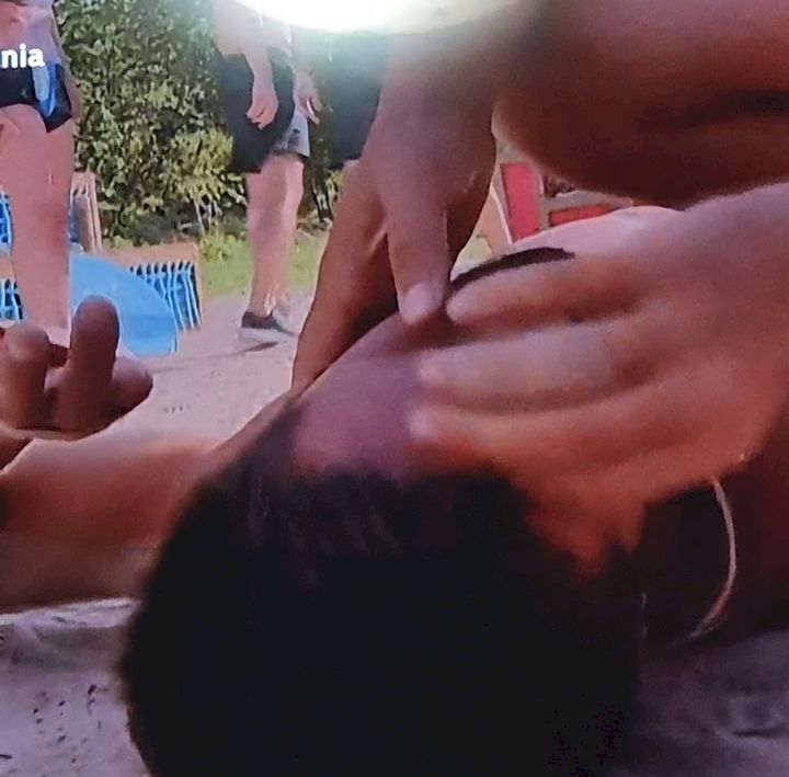 Scene horror la Kanal D! O Faimoasă i-a tras un cap în gură colegului său! Acesta s-a prăbușit în agonie pe pământ. Survivor șochează România