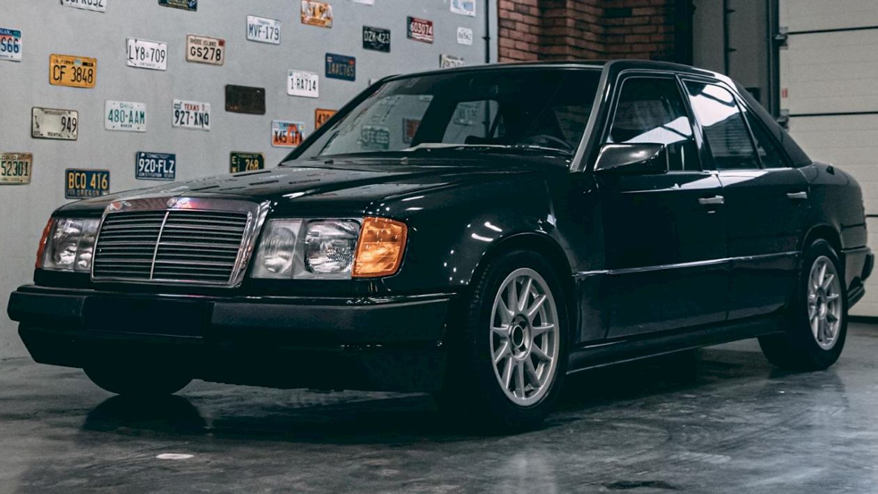 Acest unic Mercedes 300E Hartge, cu un motor de 330 CP de la BMW, este de vânzare