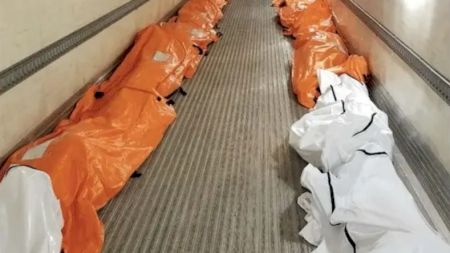 În ce îi îngroapă pe cei care mor din cauza coronavirusului? Cum arată sicriul în care sunt puși