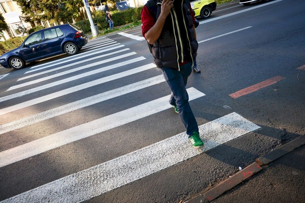 Cod Rutier 2020! Ce păţeşti dacă traversezi strada neregulamentar! Amenzile sunt uriaşe