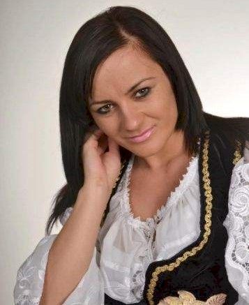 O recunoașteți? Este o cântăreață super cunoscută din România, înaintea operațiilor estetice. Nu mai seamănă cu ea