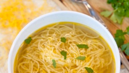 Cea mai bună supă de pui din lume! Rețeta este foarte simplă: ce ingrediente cheie se folosesc