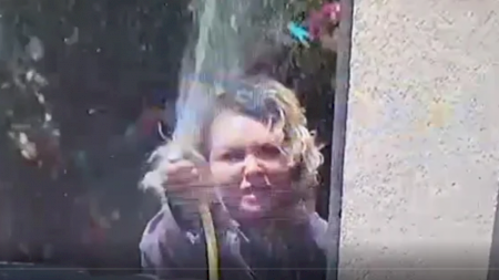 Doamne ferește! Viorica de la Clejani s-a năpustit asupra Roxanei Ciucă, reporter Antena 3. Imagini șocante