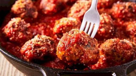 Cele mai delicioase chifteluțe cu vinete! Nu se folosește carne, iar gustul este excepțional. Rețeta perfectă