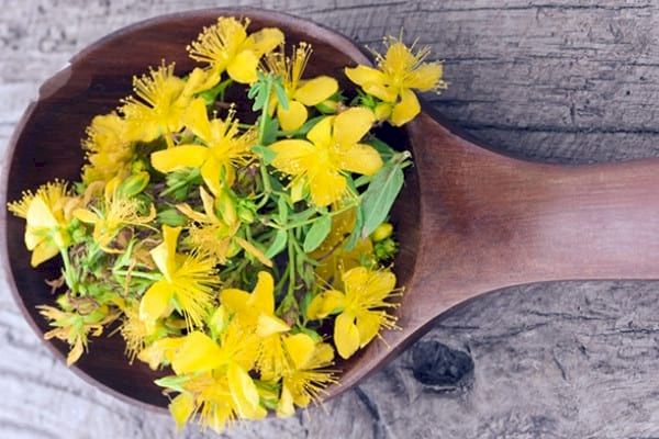 Rețetă: Scapă de petele de pe față cu această alifie naturală pregătită în casă