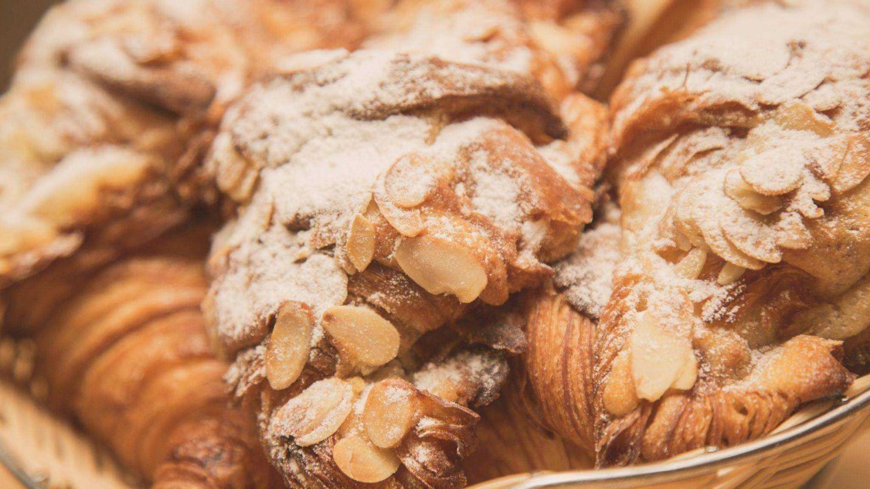 Rețeta pentru cel mai delicios croissant cu cremă de migdale. E gata în câteva minute. Trebuie neapărat să adăugați și acest ingredient