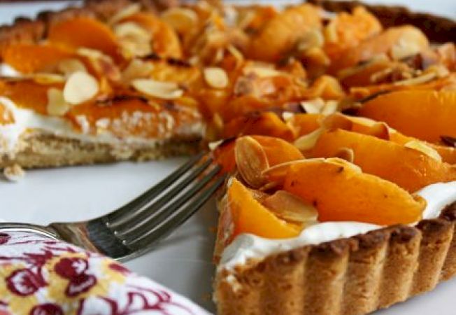 Cea mai delicioasă tartă cu caise are o rețetă minune! Care este secretul marilor bucătari