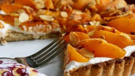 Cea mai delicioasă tartă cu caise are o rețetă minune! Care este secretul marilor bucătari