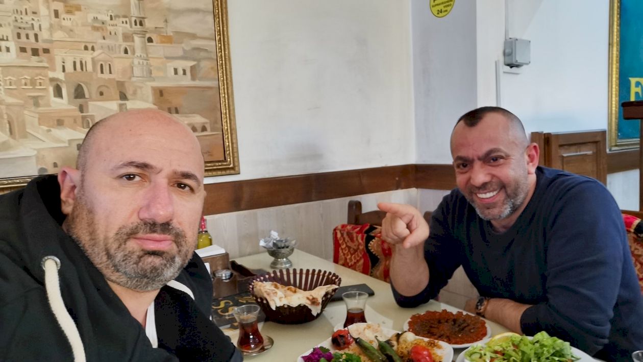 Rețeta secretă a lui chef Scărlătescu! Cel mai delicios burger pe care-l puteți prepara acasă. Are un gust desăvârșit