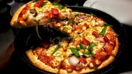 Rețetă: Pizza la tigaie: Iese delicioasă și se prepară în doar 15 minute