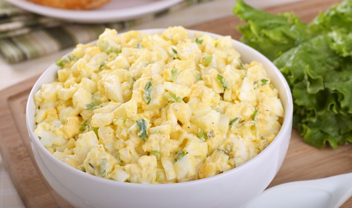 O rețetă cu un secret delicios: Salată de ouă cu ceapă verde. Toți membrii familiei o vor iubi