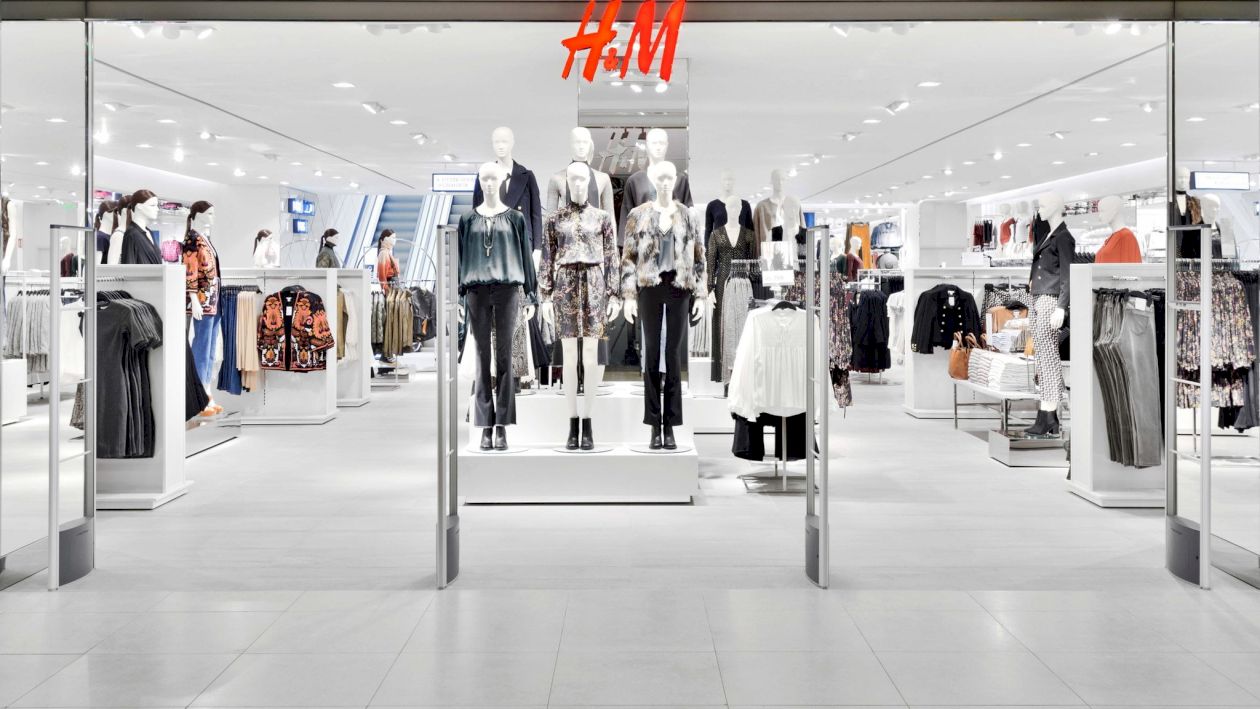 EXCLUSIV! Jenant! Ce salariu câștigă un manager la H&M și ce trebuie să facă pentru această sumă. E bătaie de joc