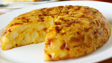Rețetă: Cea mai delicioasă omletă cu cartofi. În Spania este o adevărată delicatesă