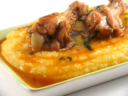 Rețetă: Cel mai delicios pui în sos de usturoi cu mămăliguță. O delicatesă autentic românească