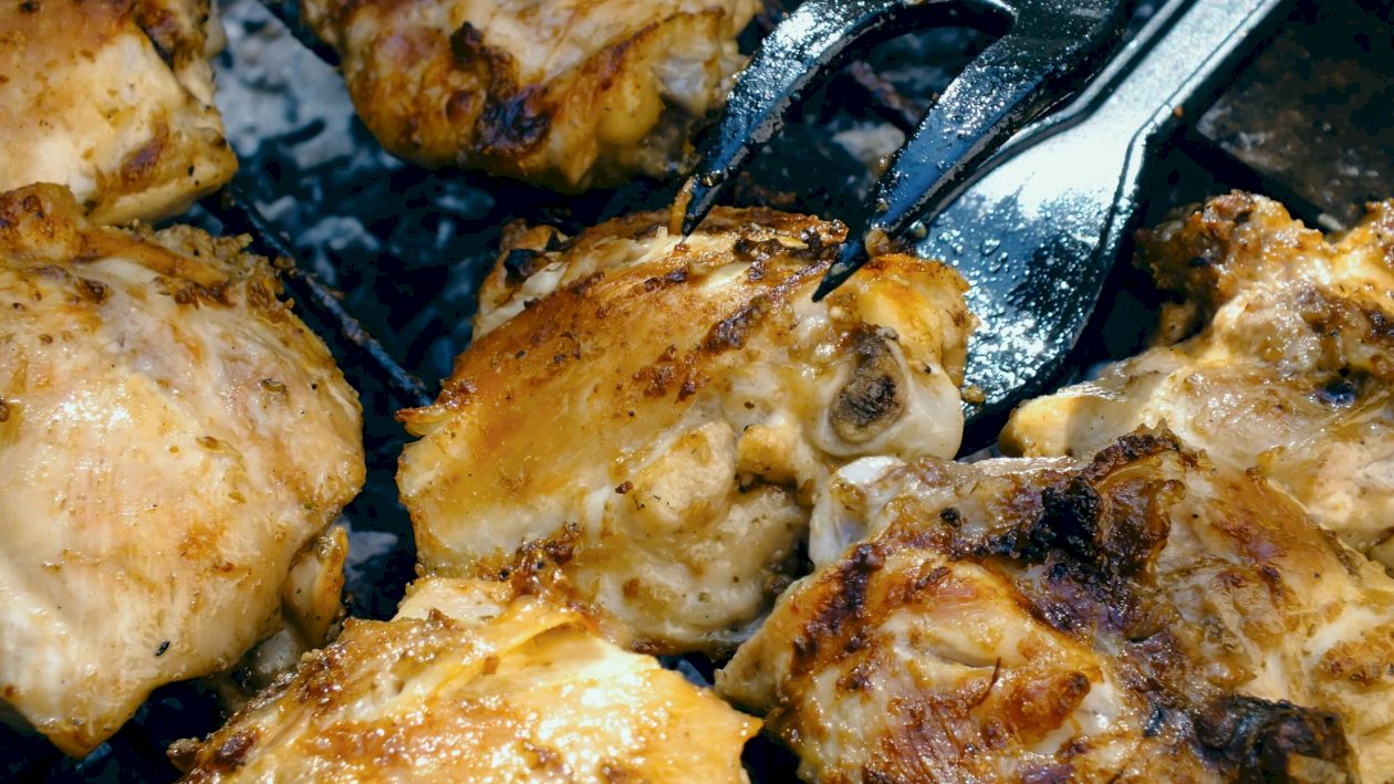 Rețeta perfectă: Cel mai bun pui la cuptor, cu cimbru și sos. Ce alte ingrediente trebuie să adăugați pentru un gust divin