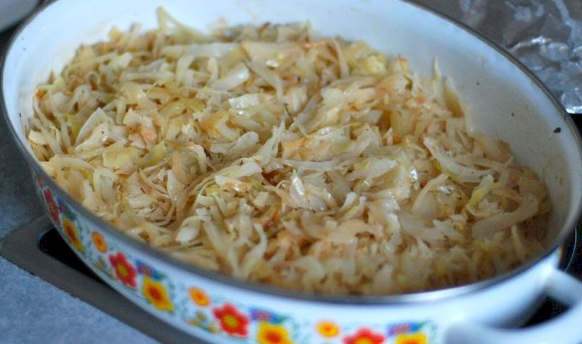 Cea mai delicioasă varză călită cu mere. O rețetă deosebită cu un gust pe măsură
