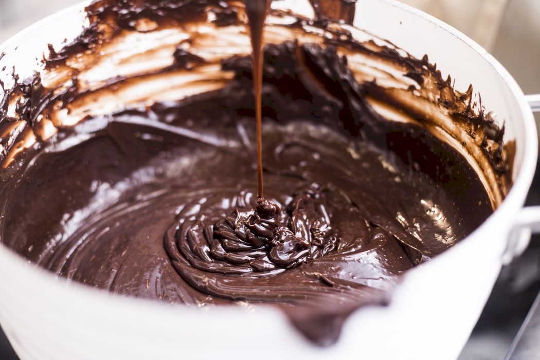 Rețetă: Tort de ciocolată fără coacere: O explozie de arome, un adevărat deliciu