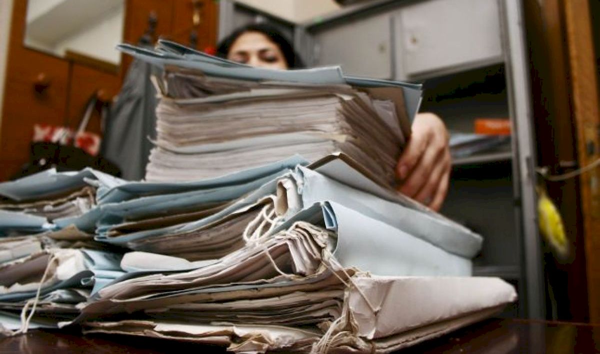 România accelerează digitalizarea serviciilor publice: eliminarea treptată a dosarului cu șină, plăți sociale procesate electronic și presiune pe sistemele digitale ale statului