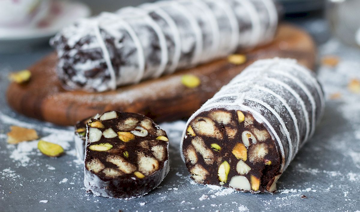 Cea mai bună rețetă pentru salamul de biscuiți. Este și de post. În plus se prepară în doar zece minute și este extrem de delicios