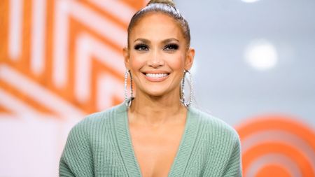 Ce cremă folosește Jennifer Lopez pentru a-și păstra tenul perfect și la 53 de ani. Se găsește și în România, iar multe vedete o folosesc în rutina lor