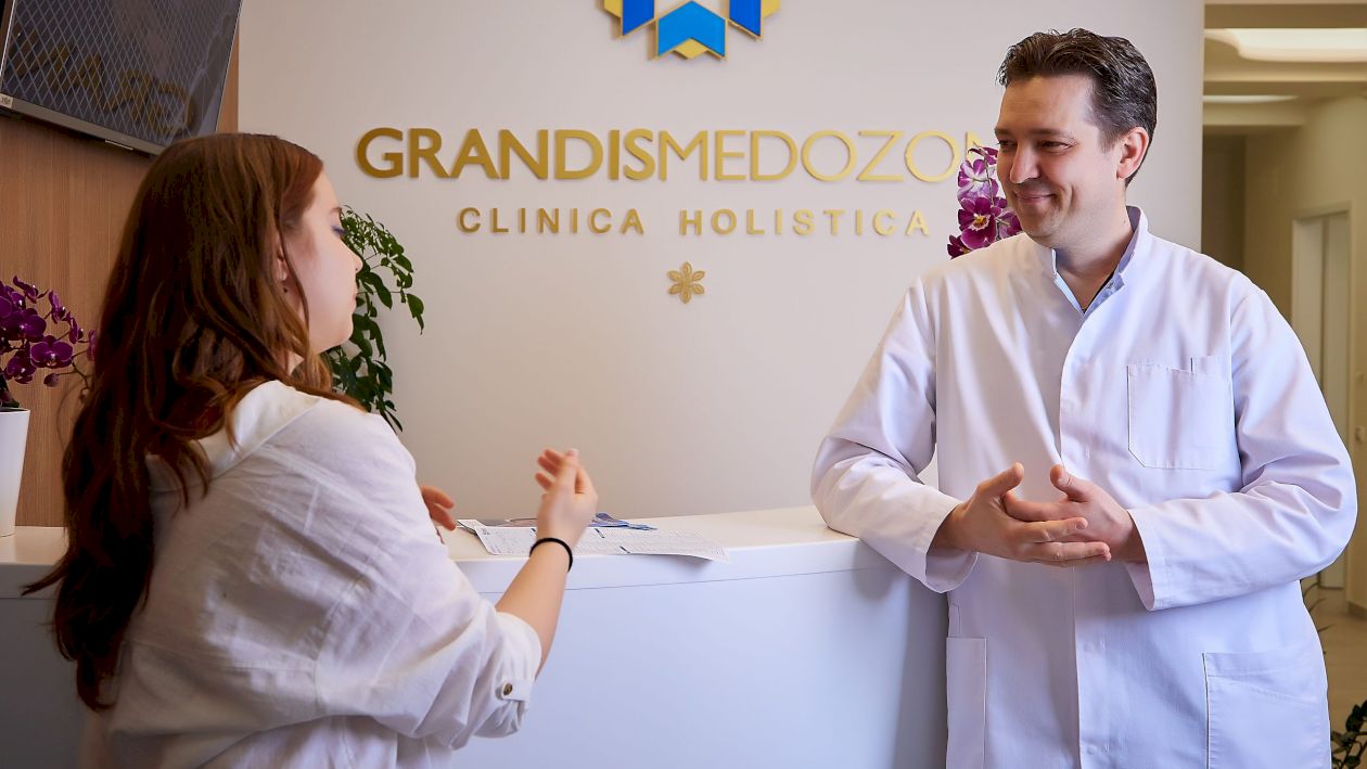 Paradontita, boala care afectează din ce în ce mai mulți oameni. Care sunt primele simptome: poate duce la pierderea dinților și risc de atac de cord. Interviu cu Dr. Andrei Pîrgari, medic stomatolog, doctor în științe medicale, Clinica Grandismeodozon