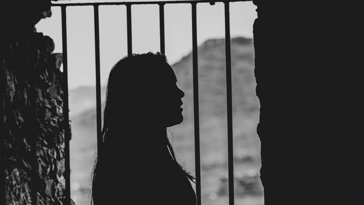 Un om de afaceri român și-a violat fiica timp de 2 ani. Își adormea soția mai întâi soția cu somnifere pentru a-și putea abuza propriul copil