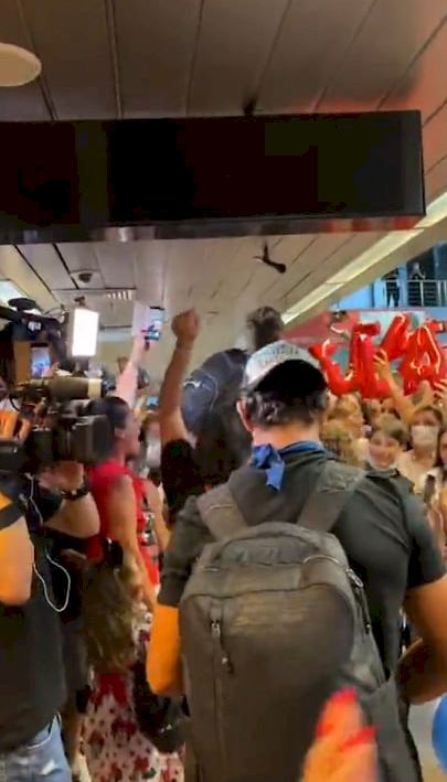 Nebunie pe aeroport! Ce i-au strigat fanii Survivor România lui Zanni când a ajuns acesta în țară. Totul se întâmplă chiar acum