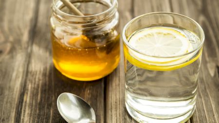 Amestecul natural pe bază de miere care scoate toxinele din corp. Ce alte ingrediente mai conține. Se prepară ușor acasă