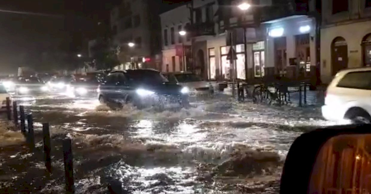 Clujul sub ape. S-a dezlănțuit urgia. O furtună de 30 de minute a măturat tot ce a găsit în cale