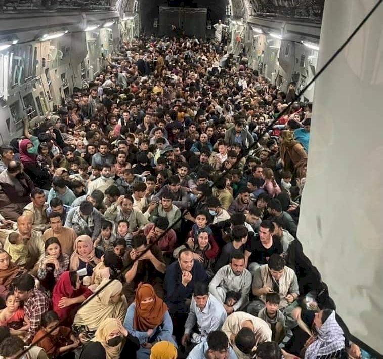 Imaginile groazei în Afganistan. Oamenii cad din avioane în timp ce încearcă să părăsească orașul Kabul