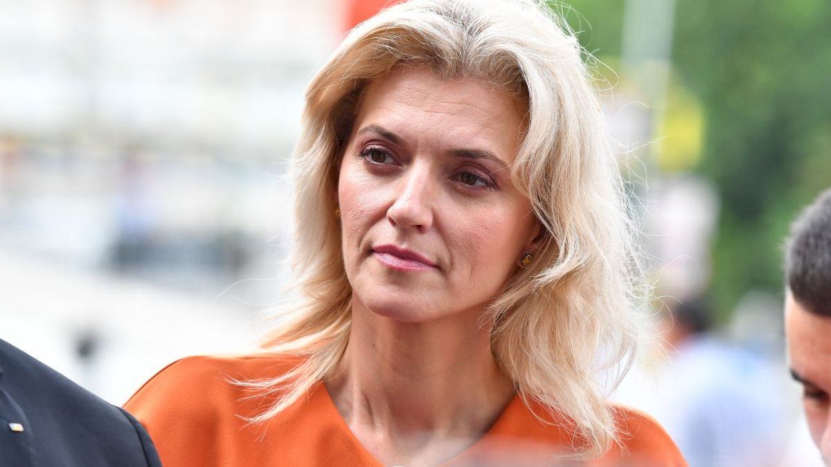 FOTO/ Alina Gorghiu șochează toată scena politică! De ce a apărut într-un sutien alb la o ședință de partid