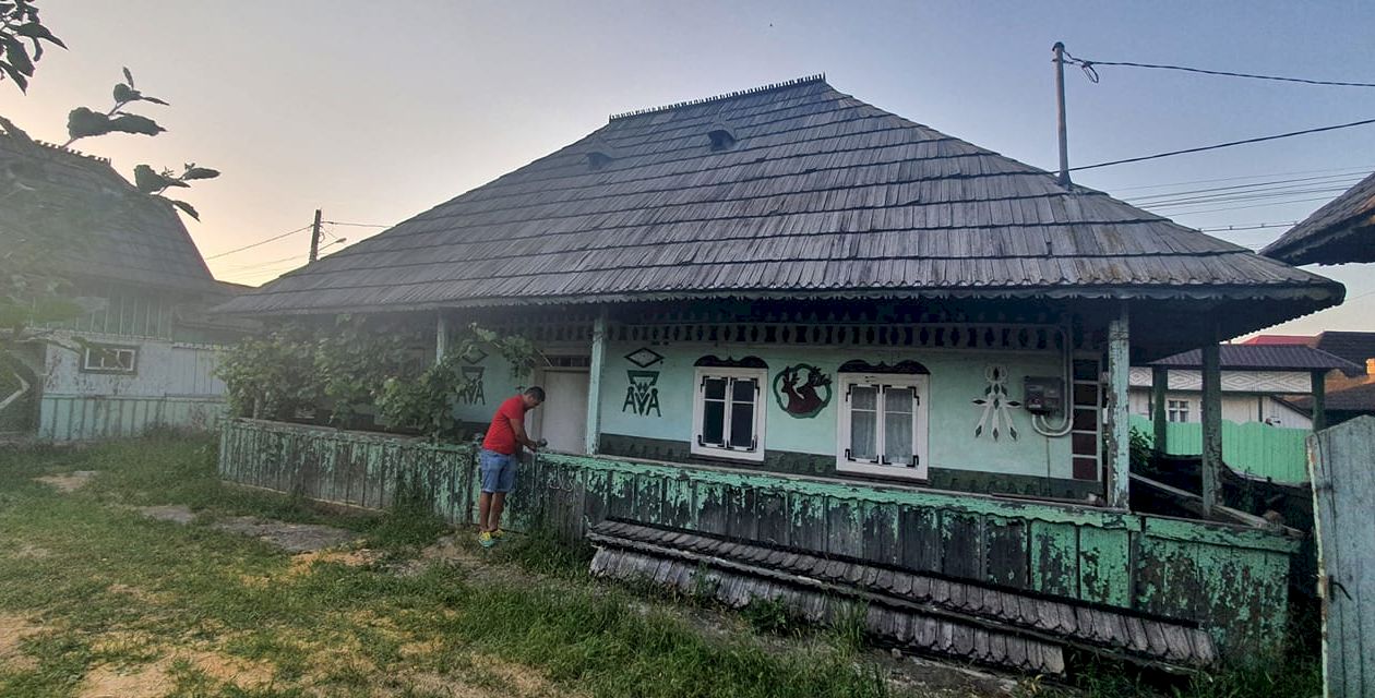 Casa care se vinde doar cu 1000 de euro. Se află într-o locație superbă din Bucovina. Proprietarii nu o mai doresc