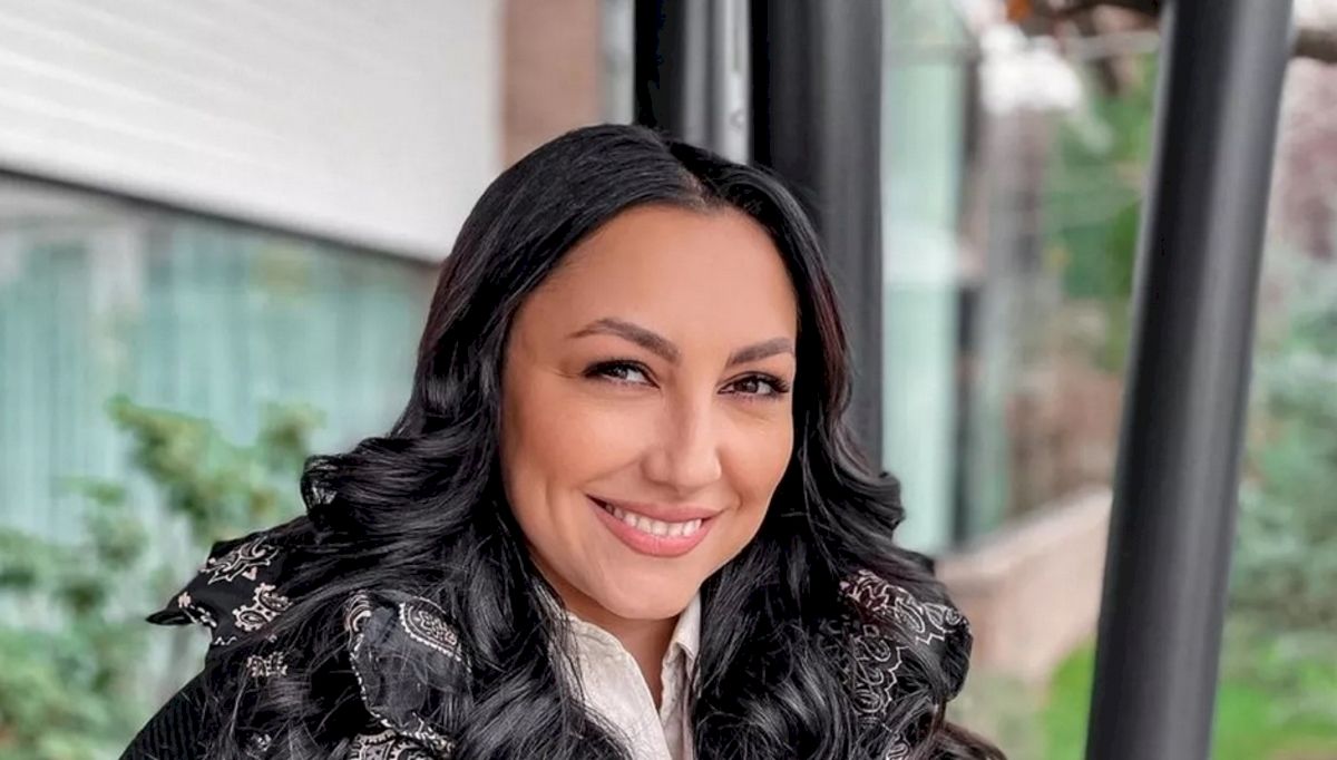 Andra ascunde un mare secret! Motivul pentru care-și acoperă fața cu foarte mult fond de ten și pudră. Nimeni nu și-a dat seama ce are pe față