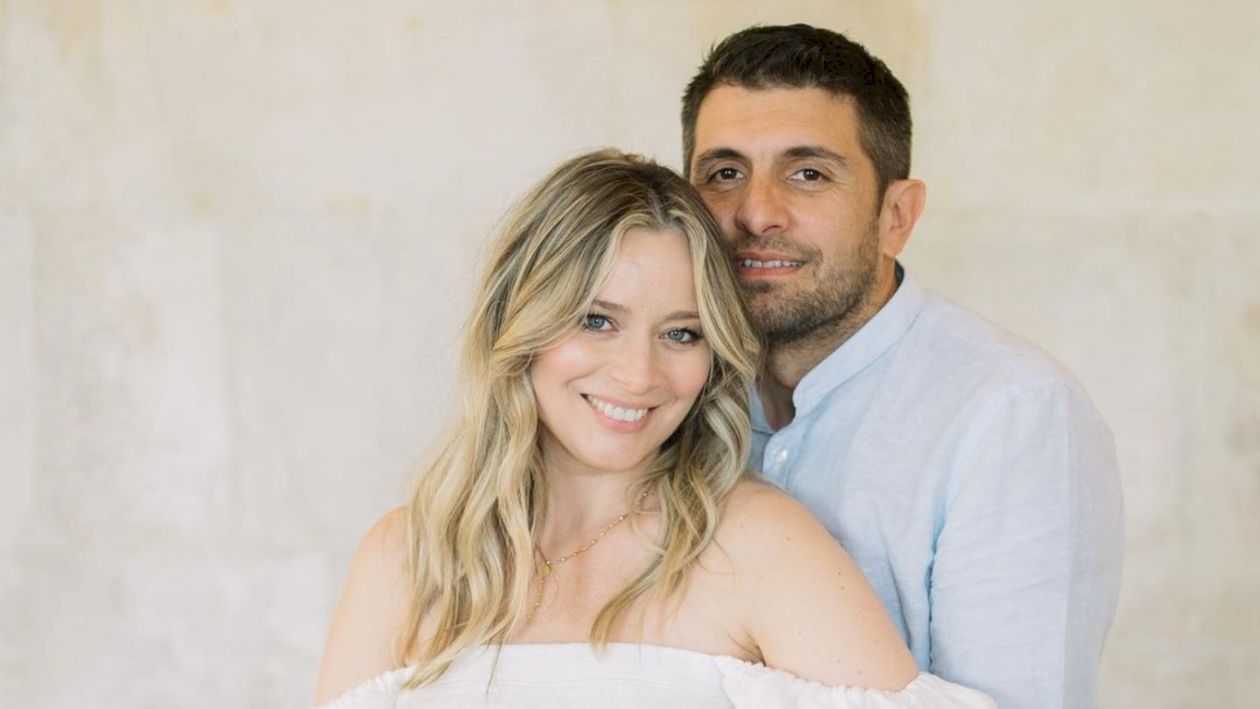 Laura Cosoi rupe tăcerea, deși mai are puțin și naște! Ce i-a făcut soțul său, Cosmin Curticăpean