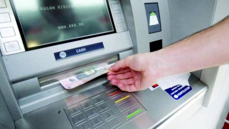 Scoți bani de la bancomat? S-a schimbat totul începând cu 20 iulie. Ce comisioane sunt în vigoare. Toți românii cu card sunt vizați