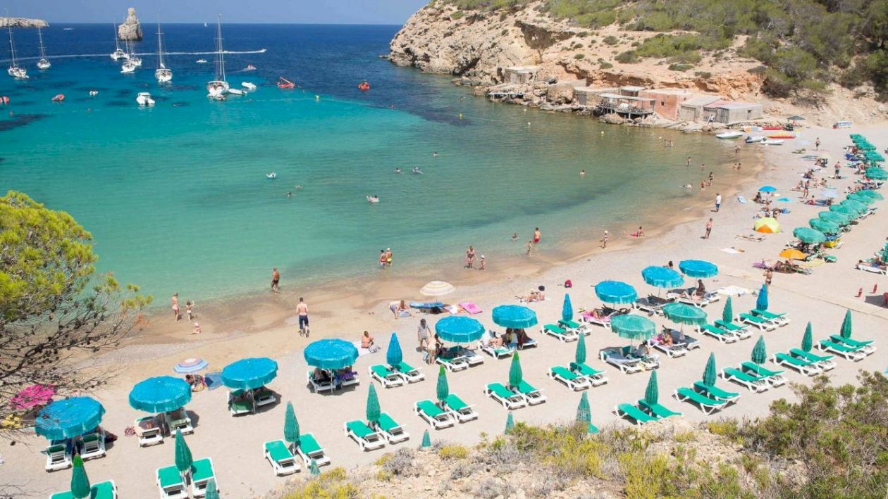 Plaja din Europa unde un șezlong a ajuns să coste și 500 de euro. Mulți români merg în vacanță acolo. Mamaia pare pe gratis comparativ cu ce se întâmplă acolo în prezent