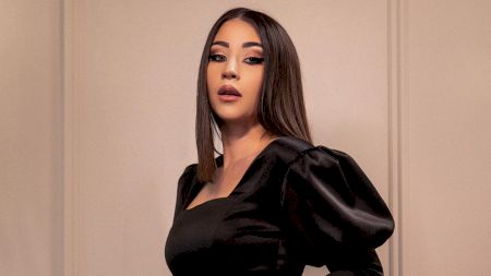 Nicole Cherry o îngroapă pe Theo Rose. 