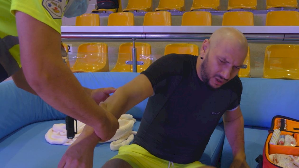 Accident teribil la Antena 1! Super vedeta care a căzut pe scări și s-a lovit groaznic la brațe! Au venit mai mulți medici