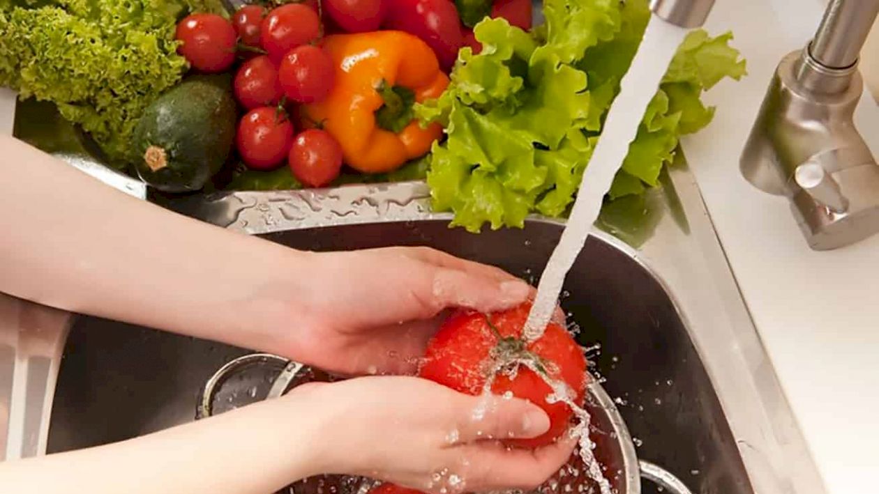 Alimentele pe care NU trebuie să le speli niciodată! Mulți nu știu asta, dar specialiștii avertizează. Pot avea efecte nocive