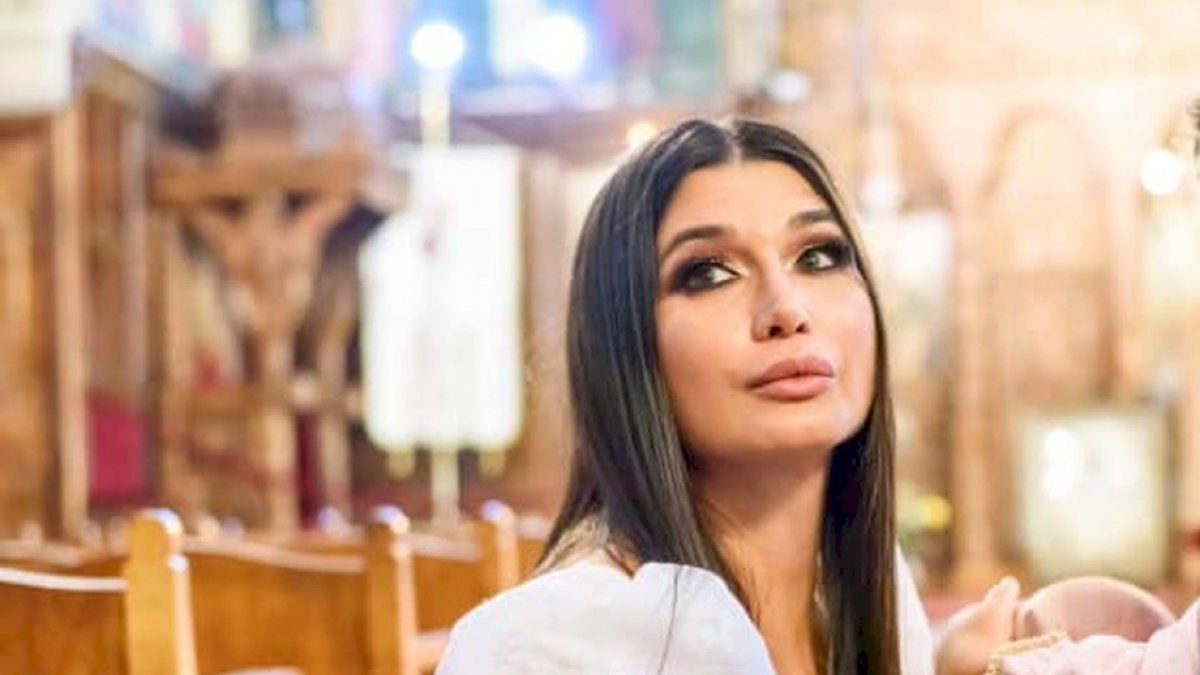 Cât costă o rochie simplă neagră creată de Dana Budeanu? Și Elena Băsescu a ales să o poarte. Prețul este accesibil