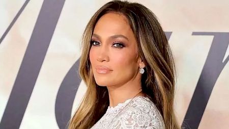 Jennifer Lopez a făcut public marele ei secret. A recunoscut cum își menține tenul perfect la 53 de ani! Oricine poate face asta