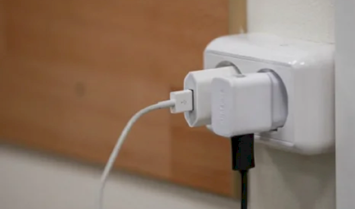 Dispozitvul care consumă enorm de mult curent! Scoateți-l din priză noaptea! Vă crește factura la energie fără să știți! Milioane de români îl au în casă