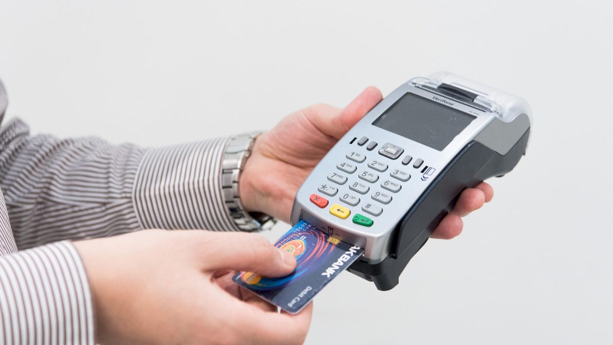 Ratele la credit au ajuns prea mari în 2025? Cum îți poți refinanța creditul astfel încât să poți plăti la jumătate